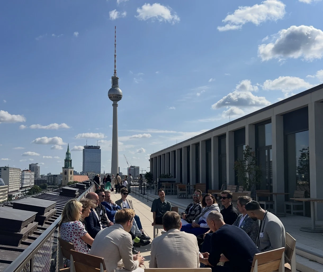 Salon auf einer Berliner Dachterrasse: Gesprächsrunde mit Blick auf den Fernsehturm